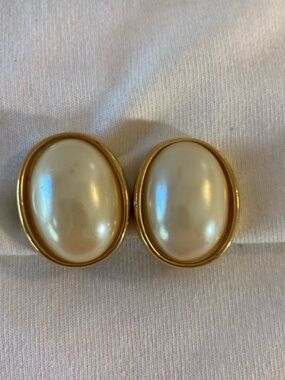 TAT Signed Vintage Clip Earrings Faux Pearls